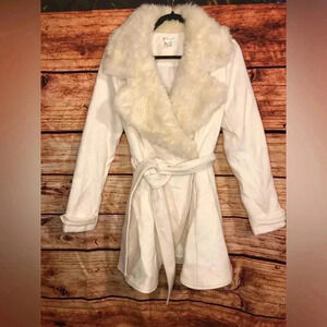 ❄️🐩White / Cream Faux Fur coat🐩❄️